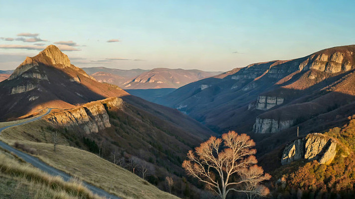 山间公路自然风光 山间公路自然风光