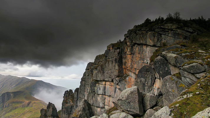 山间峭壁云雾环绕景观 山间峭壁云雾环绕景观