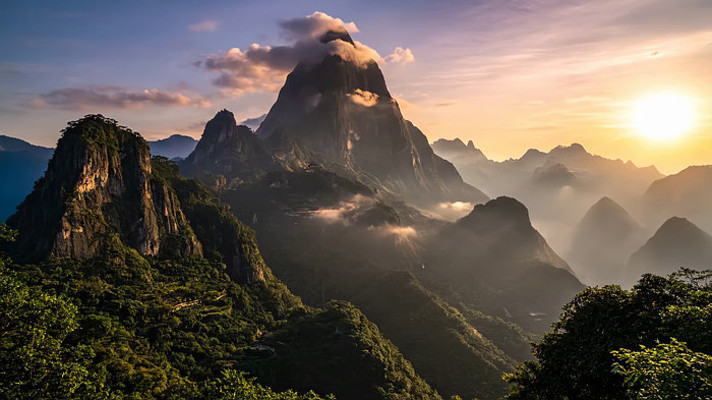 山间云雾缭绕古建筑风景 山间云雾缭绕古建筑风景