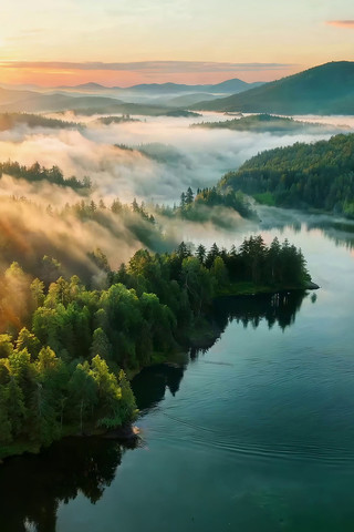 山林湖泊晨曦全景 山林湖泊晨曦全景