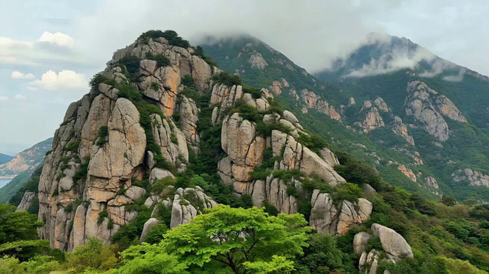 山峦起伏云雾缭绕的自然风光 山峦起伏云雾缭绕的自然风光