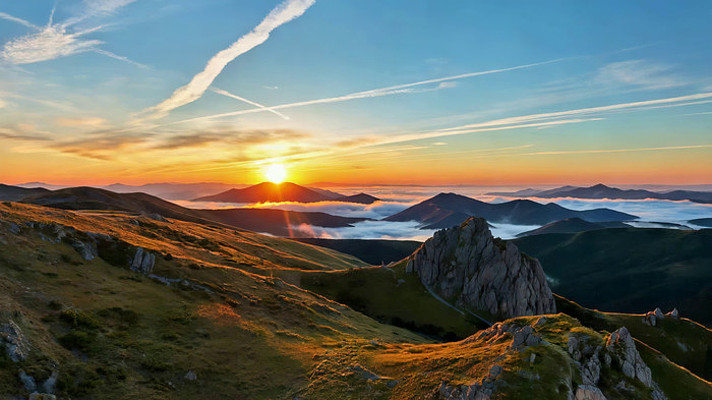 山脉日出自然风光全景 山脉日出自然风光全景