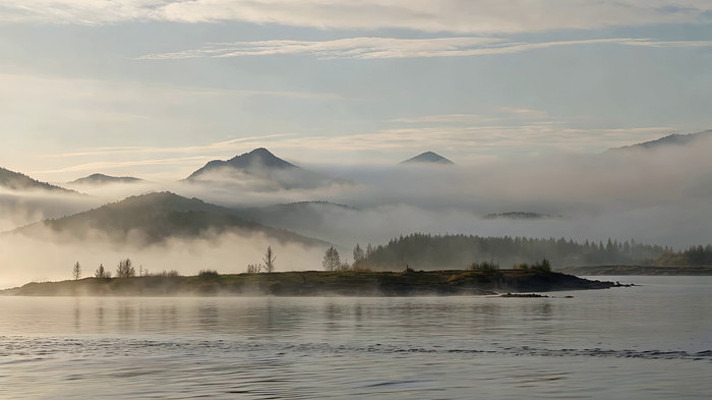 山水间晨雾缭绕的自然景观 山水间晨雾缭绕的自然景观
