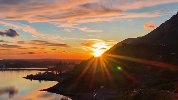 山水间日落全景 山水间日落全景