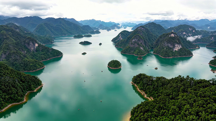 山水相依的湖泊风光 山水相依的湖泊风光