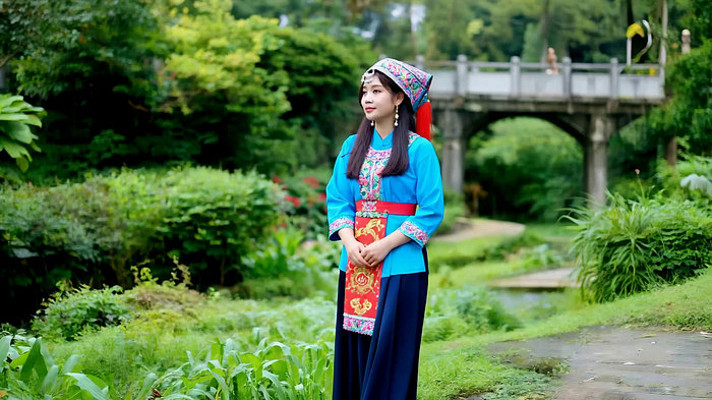 少数民族女子户外传统服饰形象 少数民族女子户外传统服饰形象