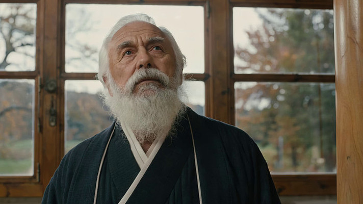 身着传统服饰的白发老人 身着传统服饰的白发老人