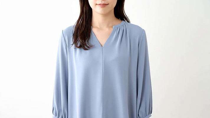 身着浅蓝色上衣的女性 身着浅蓝色上衣的女性