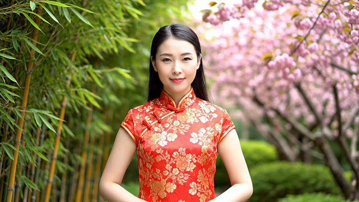 身着旗袍女子于竹林樱花间 身着旗袍女子于竹林樱花间