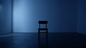 ������ɫ�����µ�ľ��