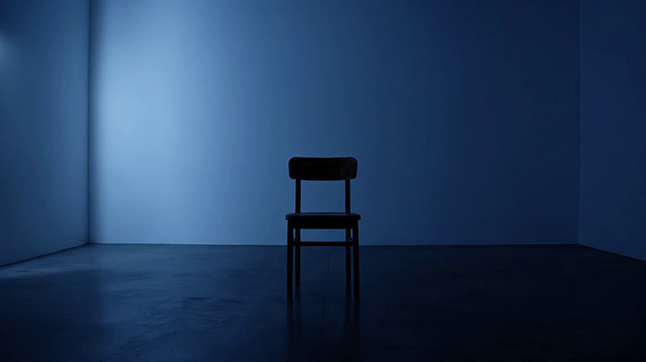 室内蓝色背景下的木椅 室内蓝色背景下的木椅