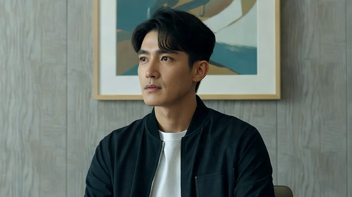 室内男士端坐神情专注 室内男士端坐神情专注