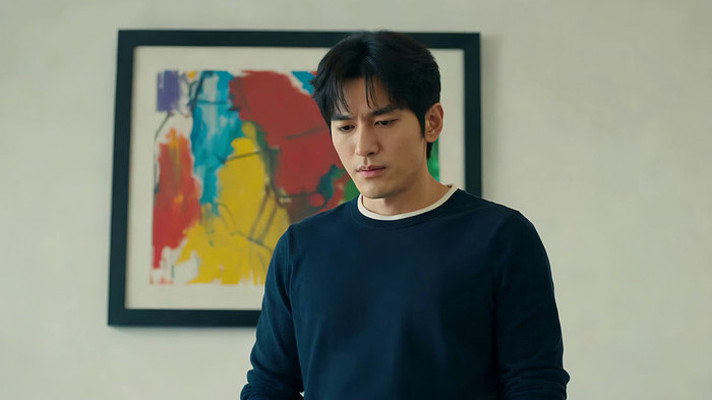 室内男子低头站立画面 室内男子低头站立画面