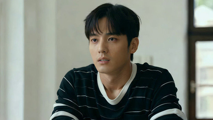 室内男子近景画面 室内男子近景画面