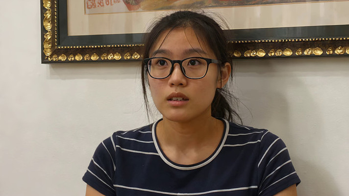 室内女性半身画面 室内女性半身画面