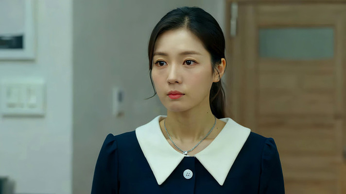 室内女性半身特写 室内女性半身特写