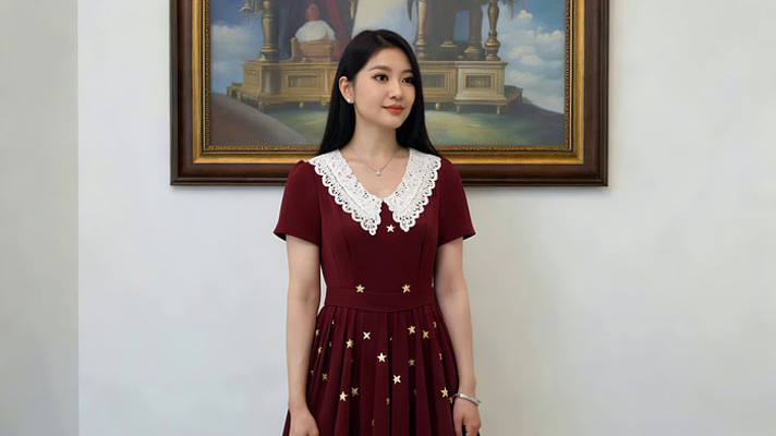 室内女子穿着星饰连衣裙站立 室内女子穿着星饰连衣裙站立