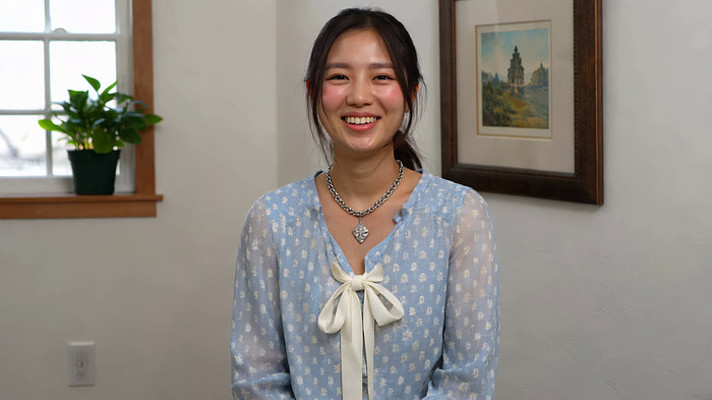 室内微笑女性人物素材 室内微笑女性人物素材