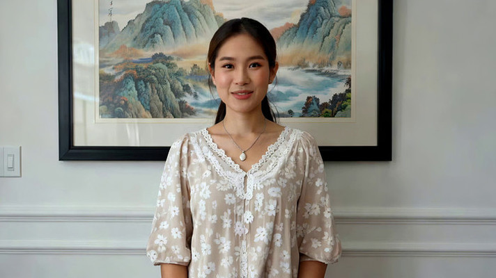 室内微笑站立的年轻女性 室内微笑站立的年轻女性