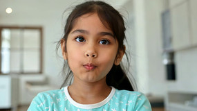 ����СŮ��΢Ц��д