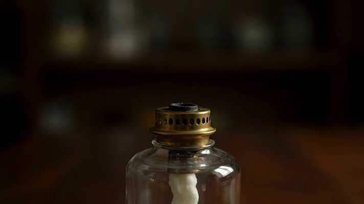 手用火柴点燃酒精灯画面 手用火柴点燃酒精灯画面