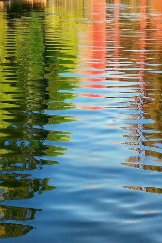 水面倒影色彩斑斓景象 水面倒影色彩斑斓景象