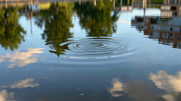 水面涟漪倒影景象 水面涟漪倒影景象