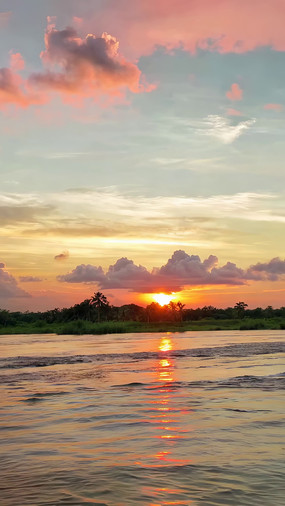 ˮ���ϵ�Ϧ����ϼ��ɫ