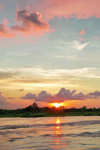 ˮ���ϵ�Ϧ����ϼ��ɫ