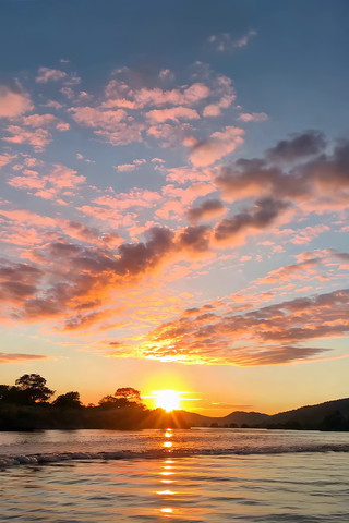 ˮ���ϵ�Ѥ�����侰��