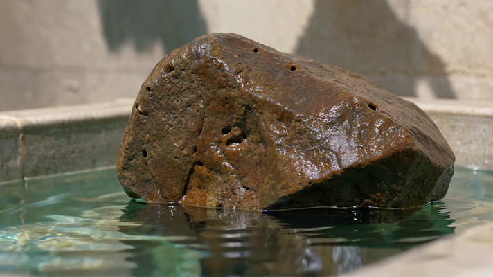 水中褐色岩石特写 水中褐色岩石特写