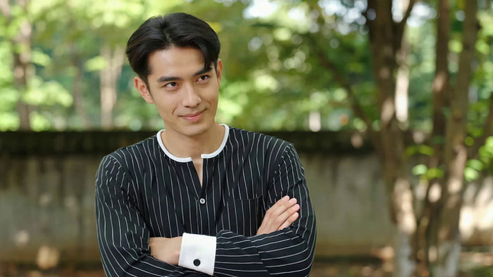 树林中男子双臂交叉微笑 树林中男子双臂交叉微笑