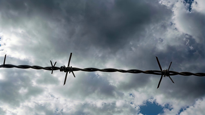 天空下的带刺铁丝网 天空下的带刺铁丝网