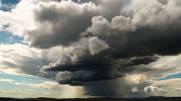 天空中厚重乌云与降雨景象 天空中厚重乌云与降雨景象