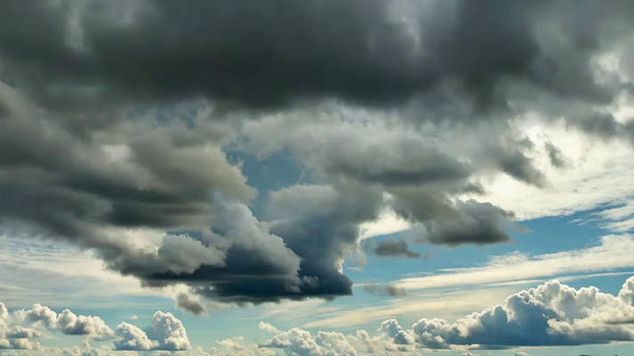 天空中厚重云层与白云景观 天空中厚重云层与白云景观