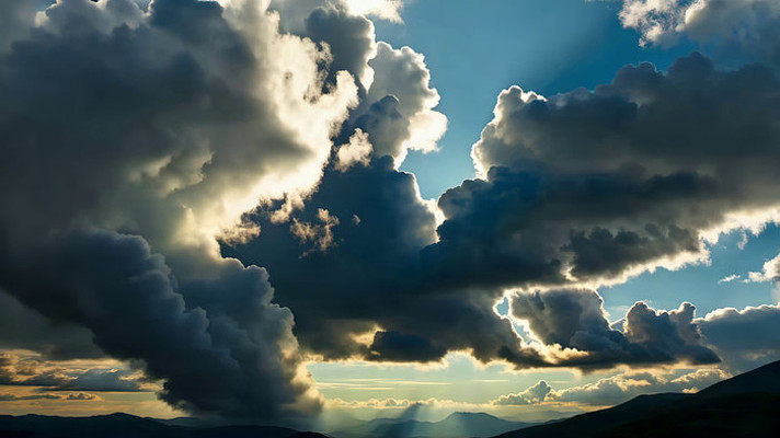 天空中厚重云层与阳光景象 天空中厚重云层与阳光景象