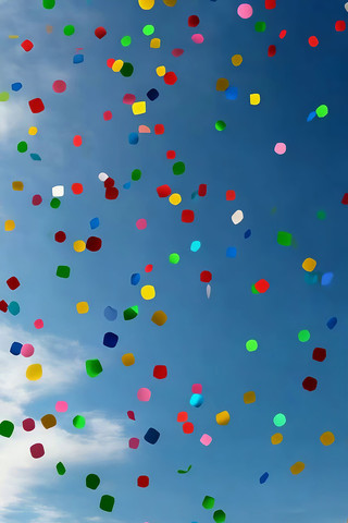 天空中飘洒彩色纸屑素材 天空中飘洒彩色纸屑素材