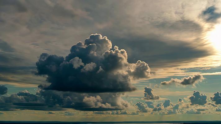 天空中形态各异的云朵 天空中形态各异的云朵