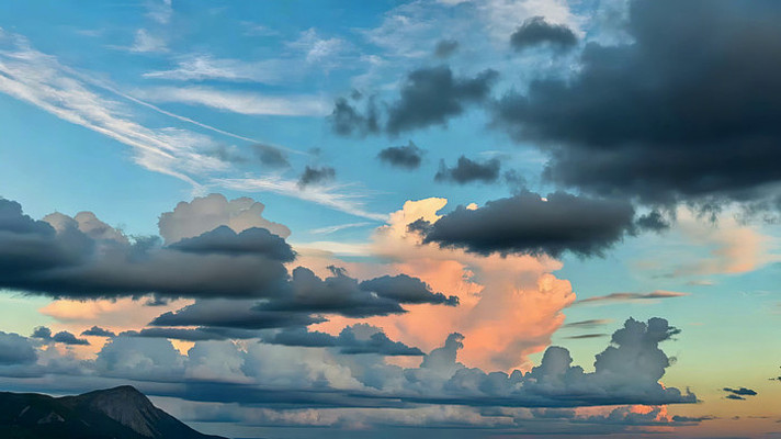 天空中形态各异的云朵 天空中形态各异的云朵