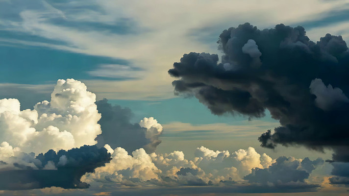 天空中形态各异的云朵 天空中形态各异的云朵
