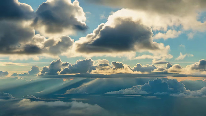 天空中绚丽云层与阳光景象 天空中绚丽云层与阳光景象