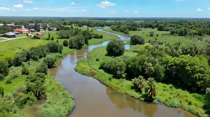 田野间蜿蜒河流航拍 田野间蜿蜒河流航拍