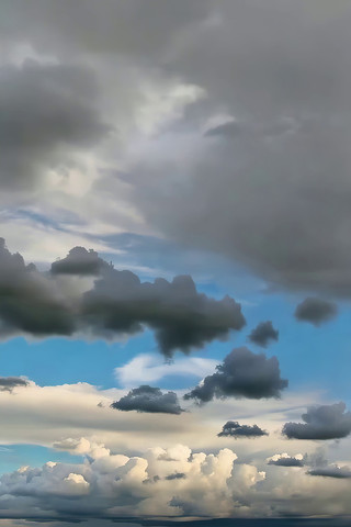 田野上空多云的天空景象 田野上空多云的天空景象