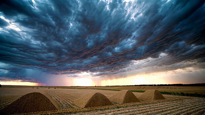 田野上空乌云密布的景象 田野上空乌云密布的景象