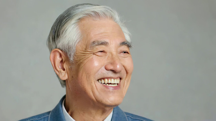 微笑的老年男性特写 微笑的老年男性特写