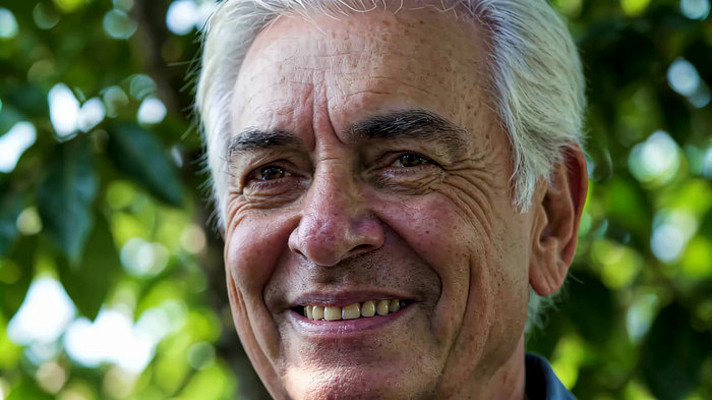 微笑老人户外特写 微笑老人户外特写