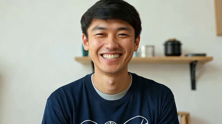 微笑年轻人居家近景画面 微笑年轻人居家近景画面