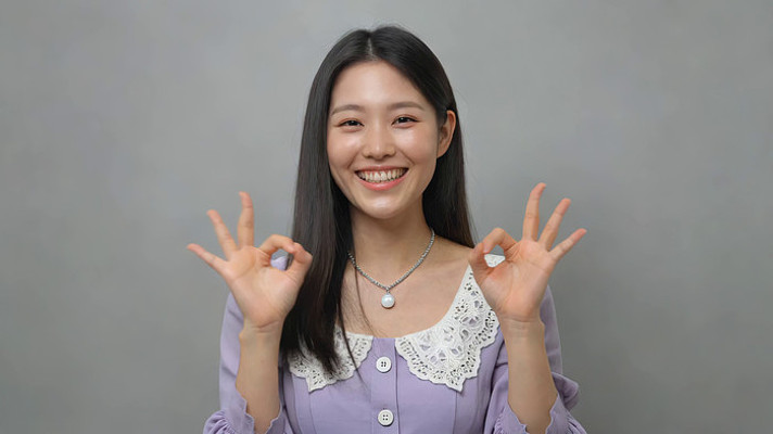 微笑女性比OK手势素材 微笑女性比OK手势素材
