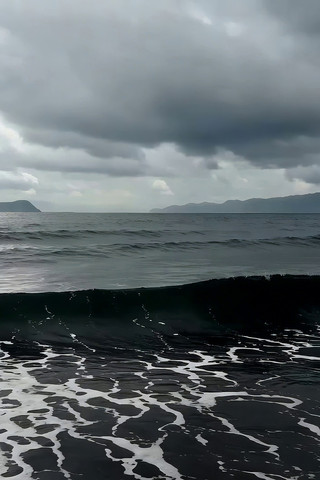 乌云下翻滚的海浪与海面 乌云下翻滚的海浪与海面