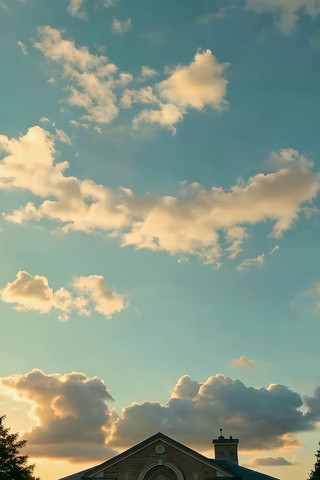 夕阳下的砖房与天空 夕阳下的砖房与天空